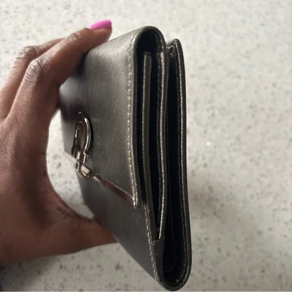 Women’s SALVATORE FERRAGAMO EUC Gold Bronze Metallic Trifold Wallet with Clasp - Picture 8 of 10